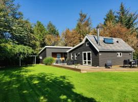 Home Near Beach With Wilderness Bath，位于Sindrup的酒店