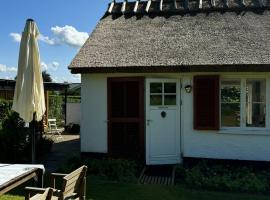 Thatched Cottage Near Dronningmølle Beach，位于德隆宁莫勒的酒店