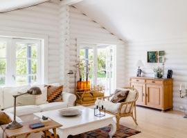 Beautiful And Romantic Cottage With Swimmingpool，位于Melby的酒店