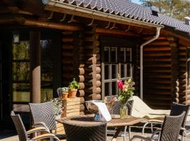 Authentic Log House Amid Evergreens In Vendsyssel，位于菲耶里茨莱乌的酒店