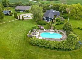 Beautiful Log House With A Pool In South Funen，位于Vester-Skerninge的酒店