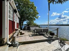 Lake House With Orangery And Sauna Near Stockholm，位于Herräng的酒店