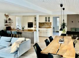 Modern Cottage Near North Zealand's Beaches，位于Smidstrup的酒店