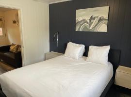 松林汽车旅馆，位于戈尔登的酒店