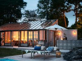 Charming Farmhouse With Pool Near Ljugarn's Sea，位于Ljugarn的酒店