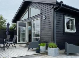 Charming Cabin With Archipelago Views In Sogn，位于Ånneland的酒店