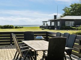 Bright Summer House With Sea View In Vejlbyfed，位于米泽尔法特的酒店