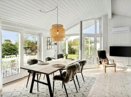 Red House By Fyn's Coast Awaits Cosiness，位于米泽尔法特的酒店