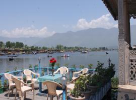 Young Beauty Star Houseboat，位于斯利那加的酒店
