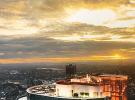 万象拉萨翁万达文华酒店，位于万象的带泳池的酒店