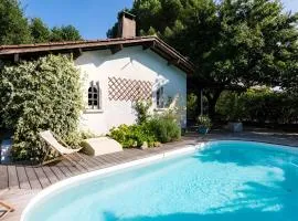 Maison familiale avec piscine au Cap Ferret Gîte chaleureux 5 chambres idéal pour familles avec enfants Proche plages pistes cyclables et forêt Calme confort et nature pour des vacances inoubliables proche Arcachon