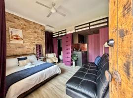 Suites Balmain 1-7 guests, free street parking, 4 bus stops from Sydney center, ICC and Harbour，位于悉尼的酒店