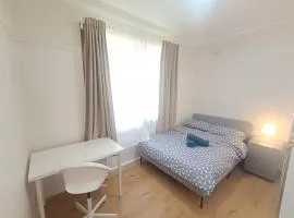 Queen Room in West Ryde Home - E1