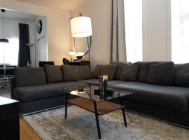 Perfect for Groups Big Livingroom 2 Backyard 3BR，位于蒙特利尔的酒店