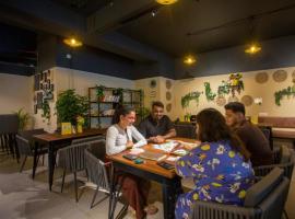 The Hosteller Bangalore, Indiranagar，位于班加罗尔的酒店