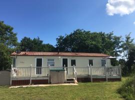 Mole End, Oulton Broad，位于Carlton Colville的带泳池的酒店