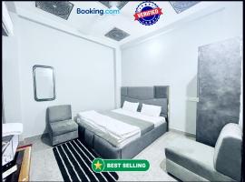 Varanasi Luxury Premium Guest House New PGH ! Near Kashi Vishwanath Temple And Ganga Ghat With #Wi-Fi #Room Service - Fully Air Conditioned Rooms & Prime Location - Best Hotel In Varanasi，位于瓦拉纳西的酒店