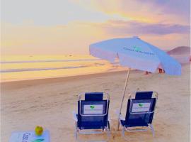 Casa d'Aroeira Residencial Boutique - Centro de Juqueí - Perto de Tudo - 2 quadras do Mar - Serviço de Praia - Roupa de Cama 600 fios algodão Egípcio - Tudo Novo - Estacionamento Interno - Cozinha - Consulte unidades com Ofurô Hidro e Cromoterapia，位于朱奎的酒店