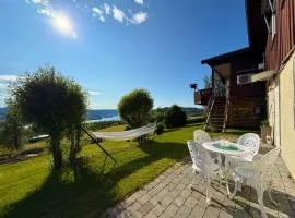 Landlig beliggenhet med flott utsikt over Mjøsa