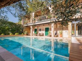 Vila ROBIDA & SPA，位于Črni Kal的带泳池的酒店