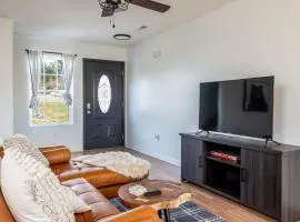 Cozy Cabin Retreat w Arcade Hot Tub near Dolly