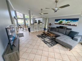 Top Spots Paradise Getaway 2 Min From Beach!，位于Waianae的酒店