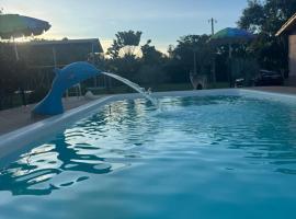 Sítio Santa Felicità ideal para reunir família a 05 minutos do Santuário Frei Galvão e 15 de Nossa Senhora Aparecida，位于瓜拉廷格塔的酒店