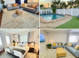 Townsville Home Pool2xLiving2xCarGarage with AC&TV's，位于Garbutt Station的酒店