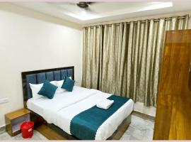 HOTEL R-U-D-R-A - PALACE GUEST HOUSE GUEST HOUSE Near Kashi Vishwanath Temple - Free Wifi - Parking & Restaurant - All Rom Fully Air Conditioning Room - Best Hotel IN Varanasi，位于瓦拉纳西的旅馆