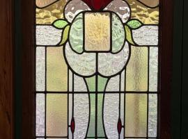 Manor on the Park Backpackers，位于但尼丁的宠物友好酒店