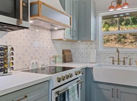 Yosemite family getaway w lake, golf, horses, pool，位于格罗夫兰的酒店