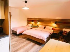 Homestead Lukec Studio Apartments - Archery, BBQ, Escape Room, Kayaking