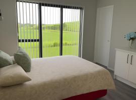 Modern One Bedroom Unit with Private Entrance Near Hunua Falls，位于Hunua的酒店