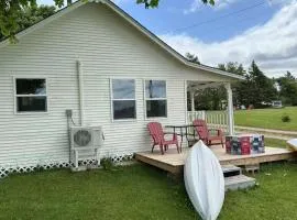 Sea breeze Retreat-Family-Friendly 3BR Waterfront Cottage with Private Deck