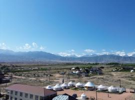 Guest house and Yurt camp "Ailuu"，位于Tong的带停车场的酒店