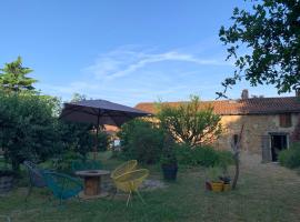 Le refuge du Jardinier，位于Abzac的带热水浴缸的酒店