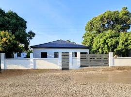 Lovely 4BR house in Maypen，位于Curatoe Hill的酒店
