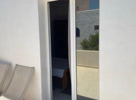 Cocon au bord de l eau，位于杰尔吉斯的带停车场的酒店