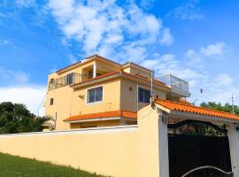 Stylish and Spacious 4BR 5BA 5 minutes from the beach，位于Puerto Palenque的酒店