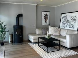 Sentral, romslig og lys leilighet med parkering，位于桑内斯的酒店