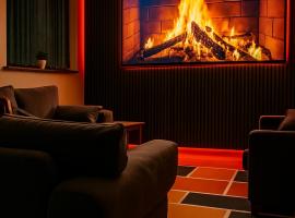 Lister Park Bradford 2bed Detached Cottage House Parking Cinema Screen Games Room，位于布雷得佛的酒店