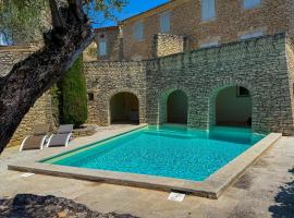 Villa de vacances &agrave; Gordes avec piscine partag&eacute;e, La Bastide de L&eacute;a，位于戈尔德的乡村别墅