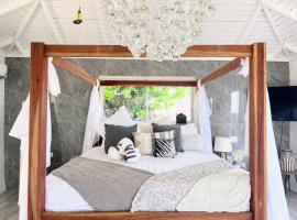 Lush Coastline Villa with Swim out Pool，位于特雷热比奇的酒店