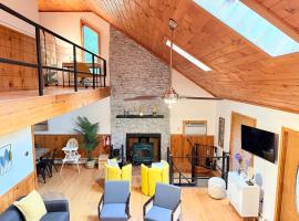 Bethel Escape Hot Tub 4 beds Game Room and Fire pit Fully Stocked Kitchen，位于Smallwood的酒店