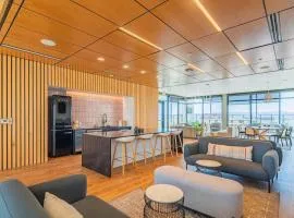 Detailed 2BD, HighRise DT, Pool, Gym, Parking, Sleeps 5