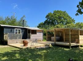 Shepherds Hideaway，位于霍尔斯沃西的山林小屋