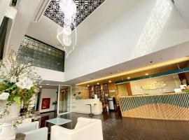 The Grand Lunara Hotel At Srinakarin，位于曼那的酒店