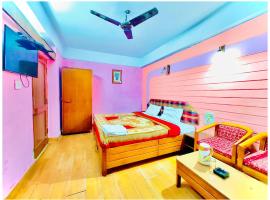 Near Mall Road HOTEL R#C NAINITAL - Restaurant And Free Wi-fi Available # Prime Location & Luxury Room - Excellent Customer Service Awarded，位于奈尼塔尔的酒店