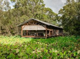 The Boathouses at Leaves & Fishes，位于勒弗戴尔的酒店