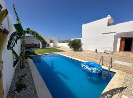 Villa avec terrasse S2 piscine jardin Rafraf，位于Al Matlīn的酒店
